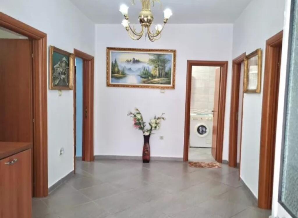 Villa Privata di un Piano 2+1 &amp; Veranda in Affitto (📍 Laprakë, vicino a KMY) || 60.000 Lek/mese || Cortile privato