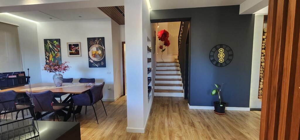 Vilë 3-katëshe  me pishine për Qira ne rrethinat e Tiranes