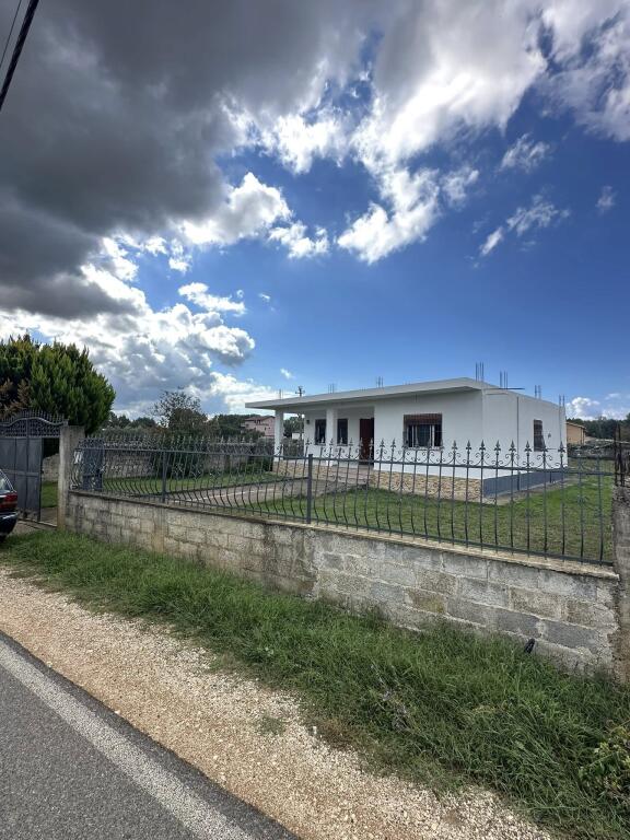 Casa Privata in Vendita 📍Quartiere Popolare Shijak • 140.000€ ✅• Terreno di 1000 ㎡, edificio di 128 ㎡ con sistema 3+1