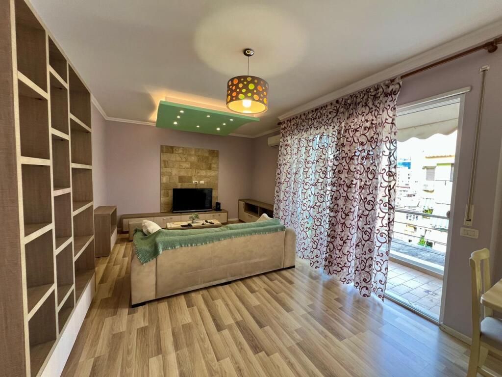 Affittasi appartamento 1+1, “Pazari i Ri”, Tirana