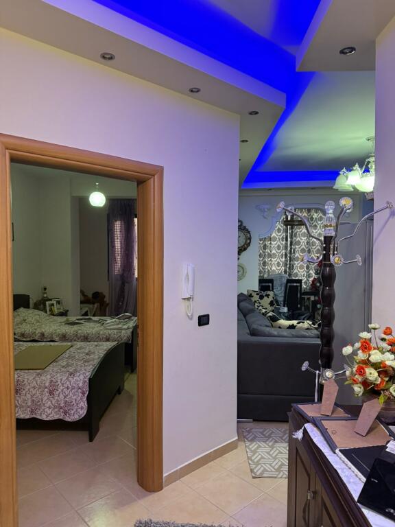 Jepet me Qera Apartament 2+1 tek Nela 6, në Yzberisht.