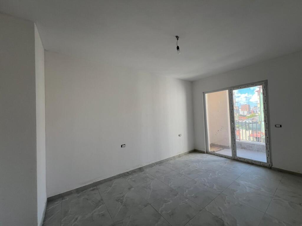 Shitet, Apartament 1+1 “Laprakë”,Tiranë.