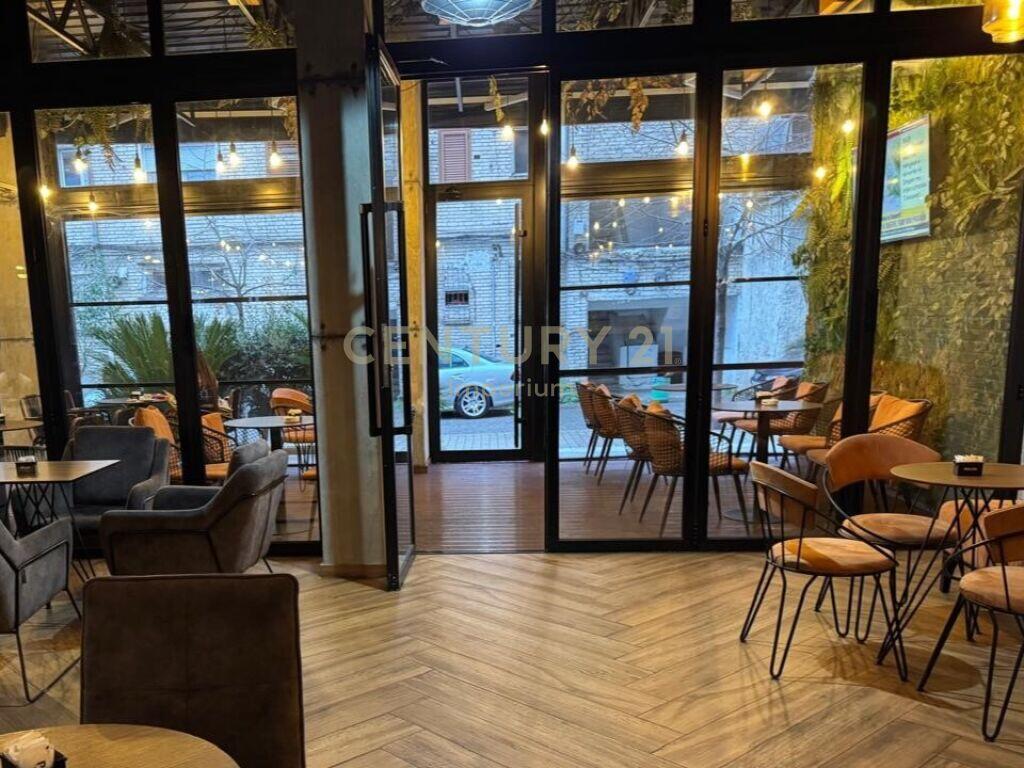 VENDIAMO AMBIENTE COMMERCIALE E BAR-CAFFÈ IN VIA FERIT XHAJKO!