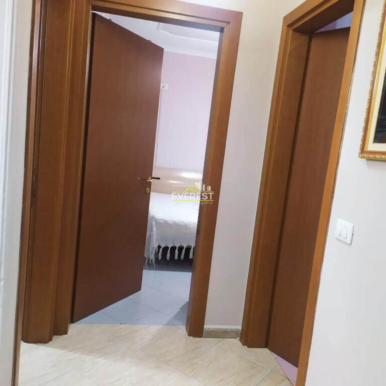 Jepet me qera apartament 2+1+2 tualete te Zogu i Zi.
