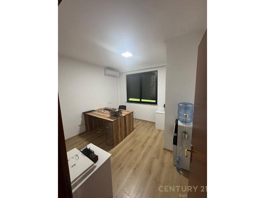 Jepet me qira 124 m² për Zyrë – te Ish Ekspozita!