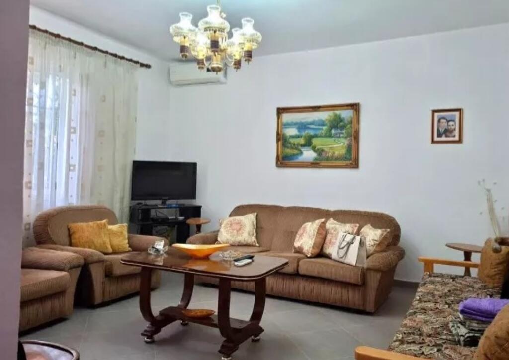 Villa Privata di un Piano 2+1 &amp; Veranda in Affitto (📍 Laprakë, vicino a KMY) || 60.000 Lek/mese || Cortile privato