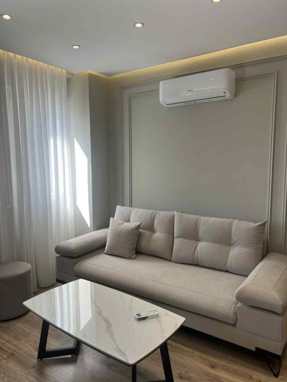 Jepet me qira 1+1 PERBALLE ZOJA E KSHILLIT RR.DRITAN HOXHA 550€