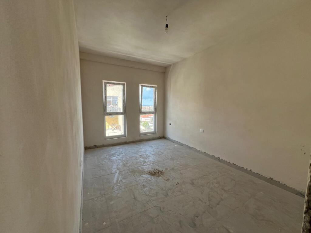 Shitet, Apartament 2+1+2 “Laprakë”,Tiranë.