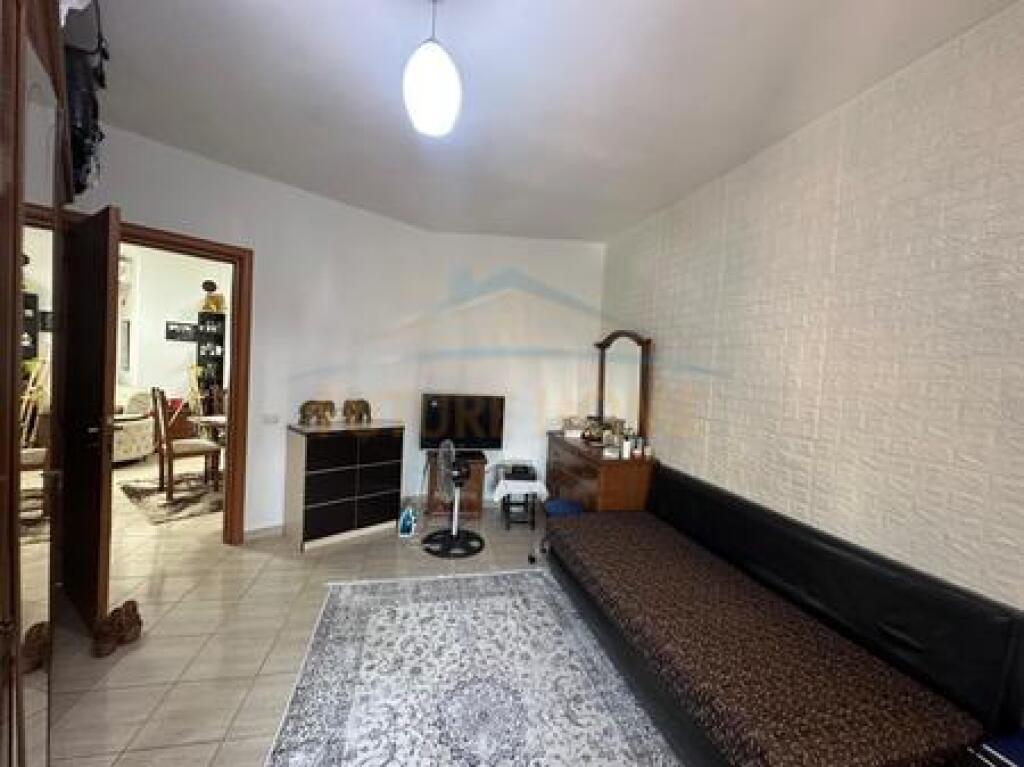 Shitet, Apartament 2+1, Stacioni i Trenit, Tirane.