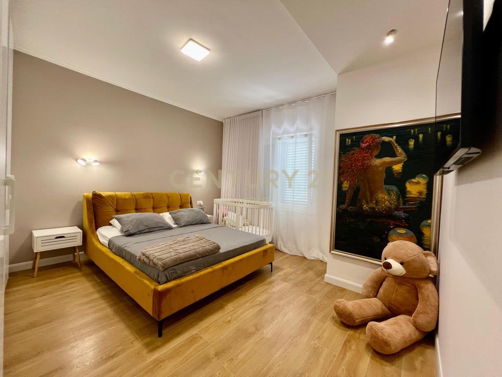OCCASIONE!!! Villa moderna su 3 piani in vendita a Petrelë