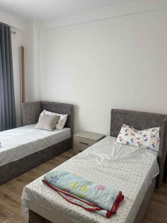 Jepet me qira 1+1 PERBALLE ZOJA E KSHILLIT RR.DRITAN HOXHA 550€