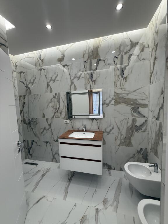 Jepet me qera apartament luksoz te UNIVERS CITY prane QTU.