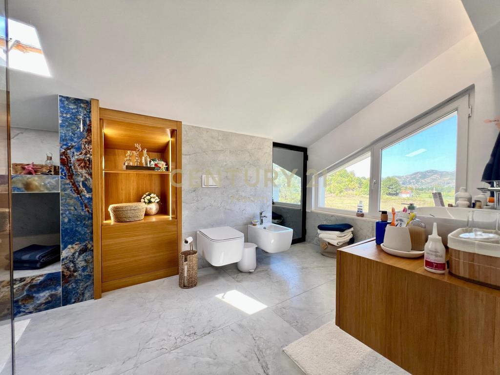 OCCASIONE!!! Villa moderna su 3 piani in vendita a Petrelë