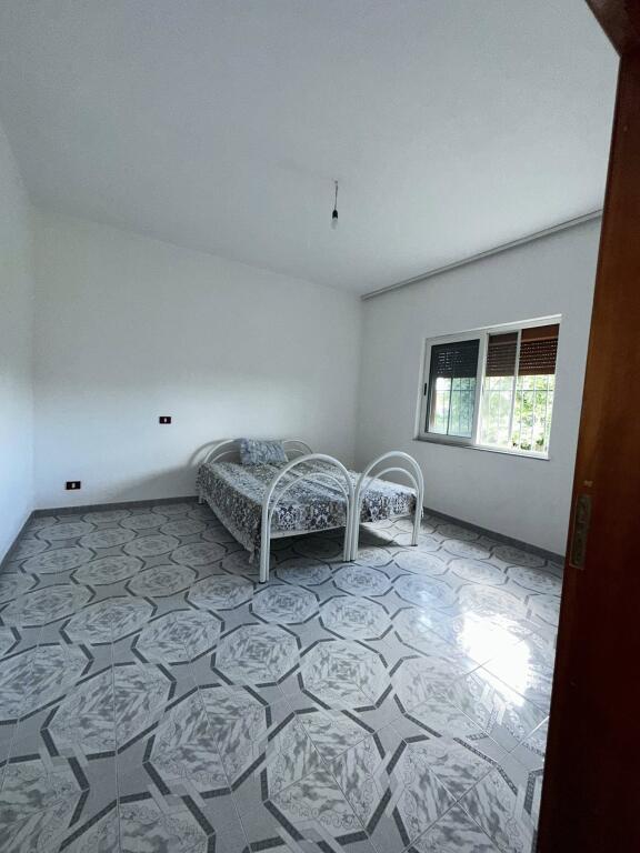 Casa Privata in Vendita 📍Quartiere Popolare Shijak • 140.000€ ✅• Terreno di 1000 ㎡, edificio di 128 ㎡ con sistema 3+1