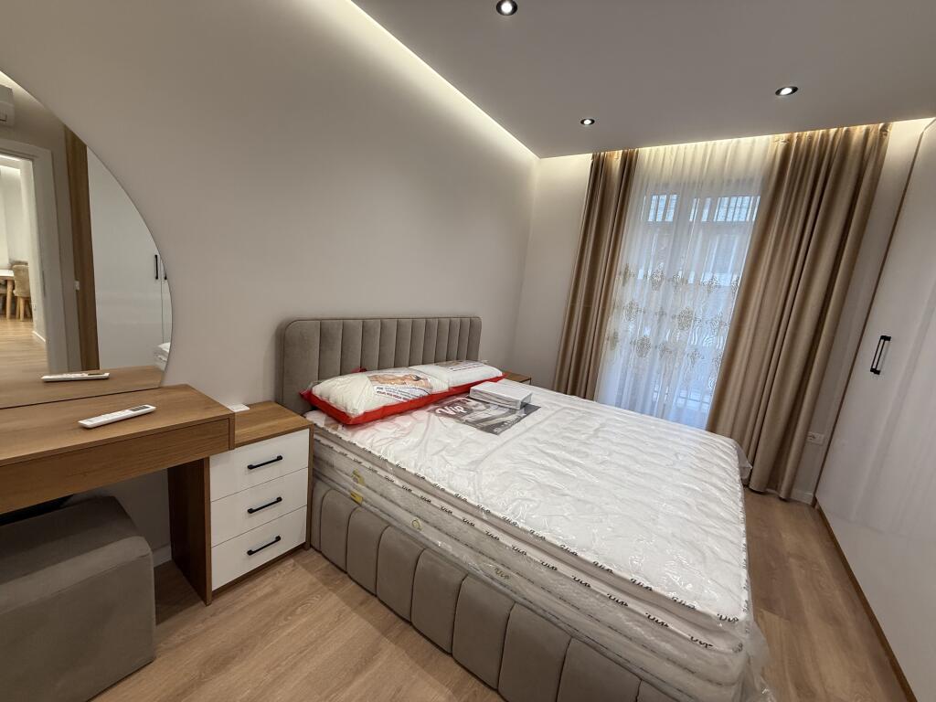 Jepet me qera apartament luksoz te UNIVERS CITY prane QTU.