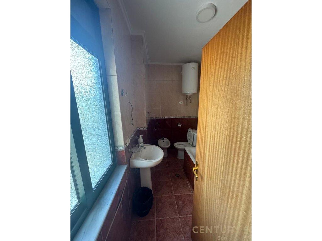 Jepet me qira 124 m² për Zyrë – te Ish Ekspozita!