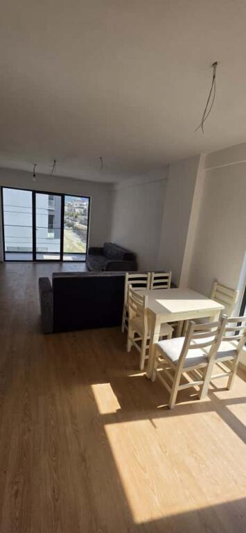 🏢Nella zona di 5 Maj, vicino alla Scuola 9-Annuale “Ardian Klosi“ è in affitto un appartamento 3+1+2, parzialmente arredato 450Euro