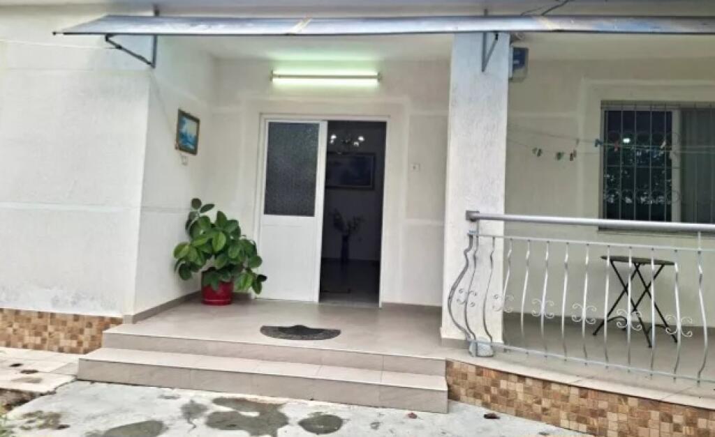 Villa Privata di un Piano 2+1 &amp; Veranda in Affitto (📍 Laprakë, vicino a KMY) || 60.000 Lek/mese || Cortile privato
