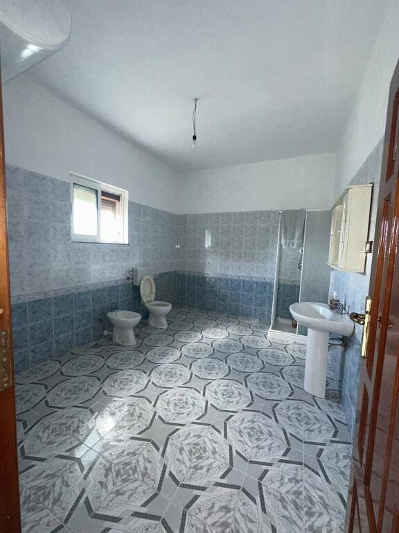 Casa Privata in Vendita 📍Quartiere Popolare Shijak • 140.000€ ✅• Terreno di 1000 ㎡, edificio di 128 ㎡ con sistema 3+1