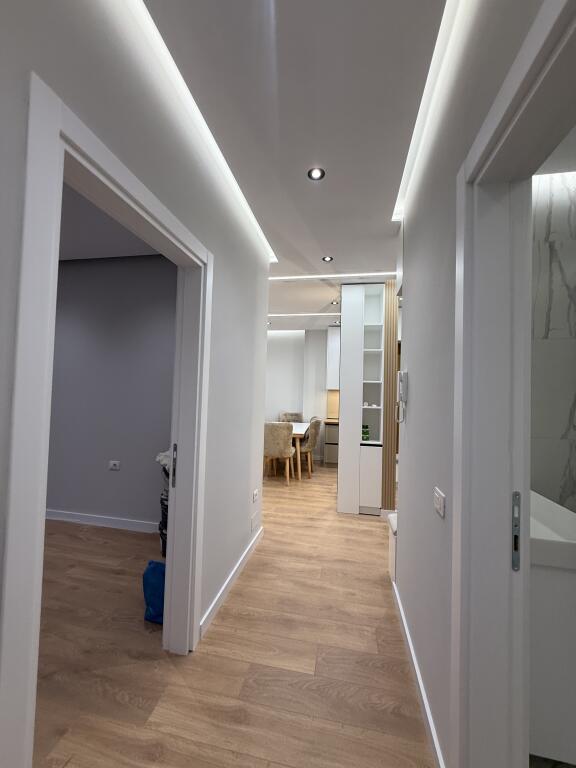 Jepet me qera apartament luksoz te UNIVERS CITY prane QTU.