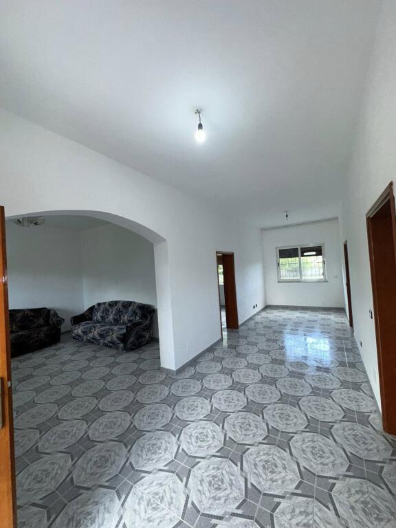 Casa Privata in Vendita 📍Quartiere Popolare Shijak • 140.000€ ✅• Terreno di 1000 ㎡, edificio di 128 ㎡ con sistema 3+1