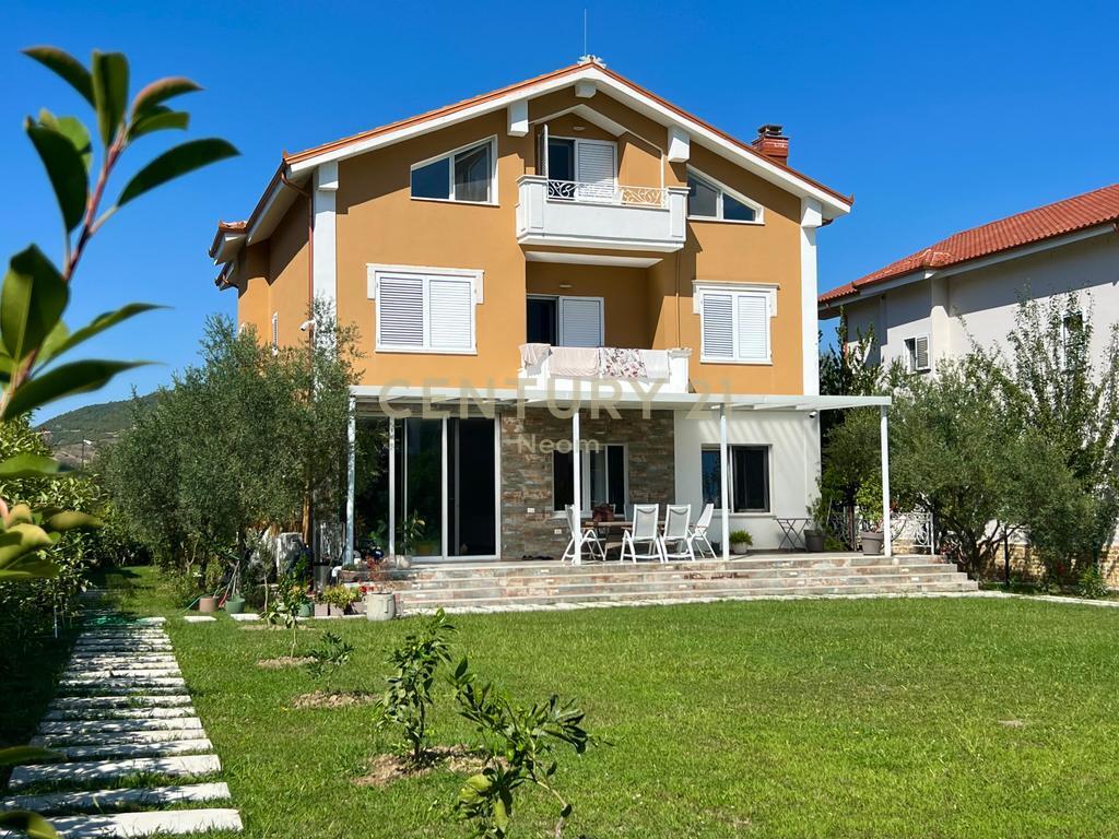 OCCASIONE!!! Villa moderna su 3 piani in vendita a Petrelë
