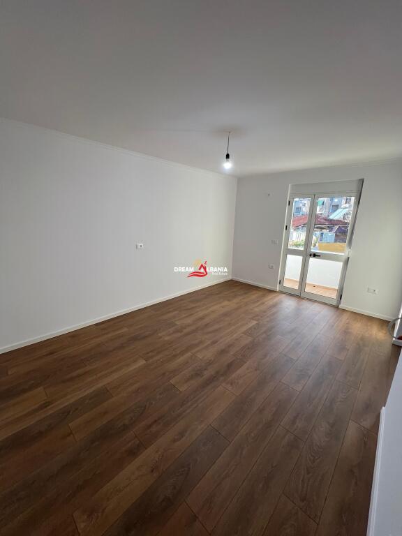 Appartamento 2+1 in Vendita all'Inizio di Ali Demi, vicino alla Scuola 1 Maji a Tirana (ID 4129541)