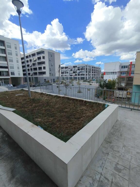 Jepet apartament 3+1+2 me qera ne fund te rruges 5 maji