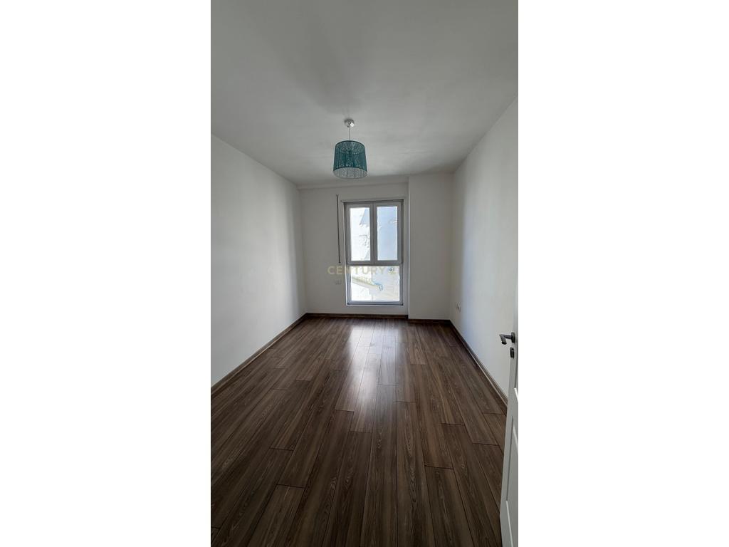 Disponojme apartament 2+1+2 per qera tek Vila L ne Astir.  Informacion mbi apartamentin: - Siperfaqe 106 m2 - Kati 2 - Kubature e rregullt  Organizimi: - Ambient ndenje dhe gatimi - 2 Dhoma gjumi - 2 Tualete - 1 Ballkon  Cilesime: - Ndertim i ri - Ashensor - I investuar - I mobiluar - Apartamenti ndodhet ne nje kompleks modern dhe te mireadministruar - Ofron akses te shpejte ne rruget kryesore te zones - Opsion ideal per banim komod dhe familjar  Per nje vizite ne prone na kontaktoni!
