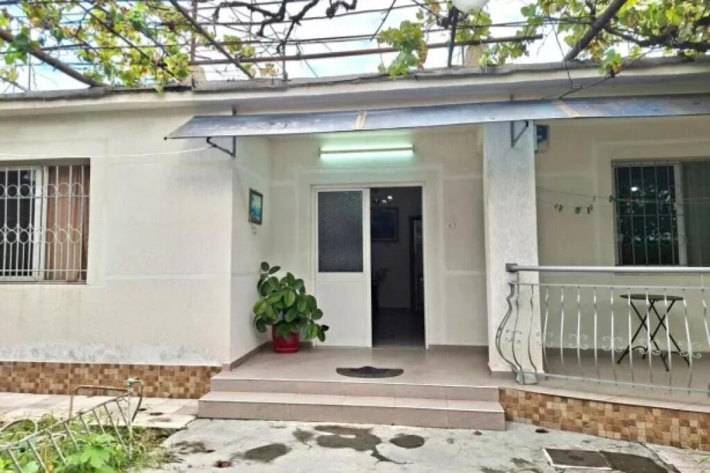 Villa Privata di un Piano 2+1 &amp; Veranda in Affitto (📍 Laprakë, vicino a KMY) || 60.000 Lek/mese || Cortile privato