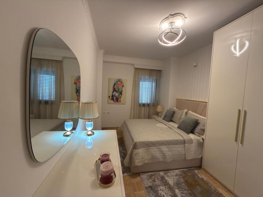 Tek Ambasada Amerikane jepet me qera apartament 3+1+2+post parkimi!