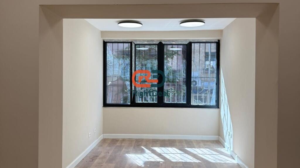 Ne Bllok, Tek Rruga Margarita Tutulani, Jepet Me Qira Apartament 2+1 I Pershtatshem Per Zyra, Klinika Ose Biznese Te Ndryshme !!