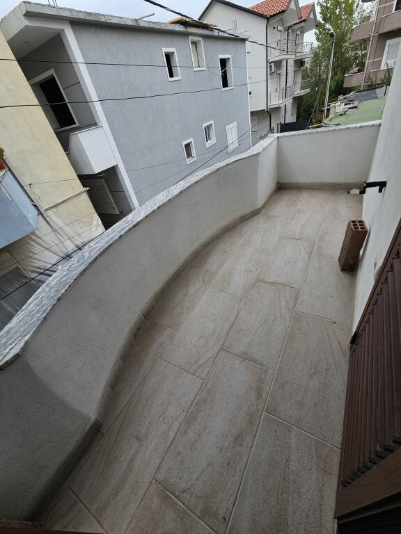 Jepet Me Qira BOSH : *3+1 +2 ballkone+ vend parkimi (kati 2 shtepi private)   * ( *📍 Fresk , prane Unazes se madhe )* || *40,000 Leke/muaj* || S.130 m
