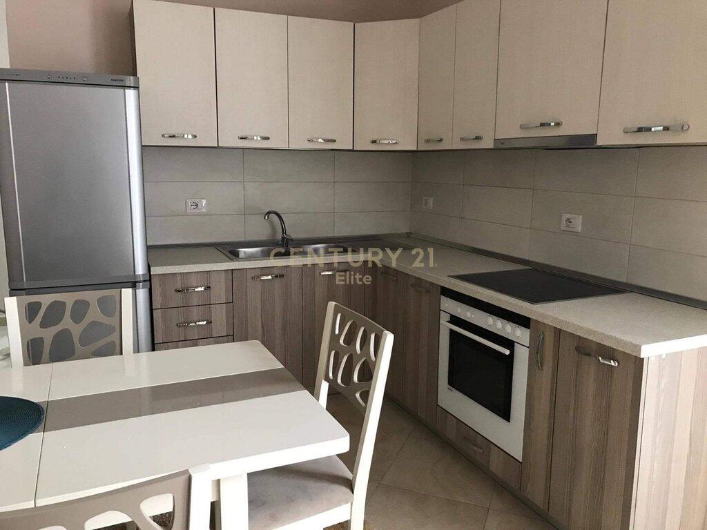 Jepet me qira apartament 1+1 ne rr. Muhamet Deliu ne fresk. 385 € /Muaj