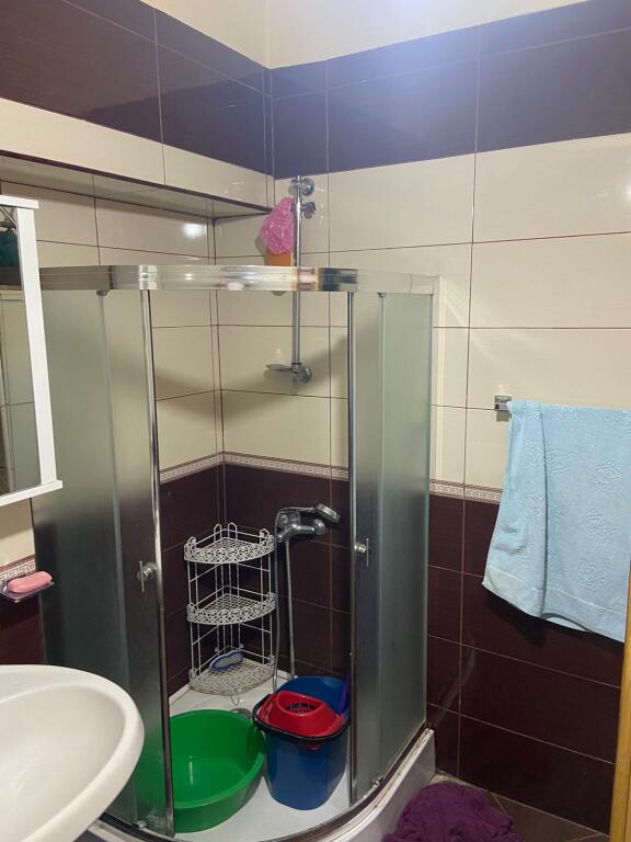 Tek Pallatet Agimi Apartament me qira 1+1