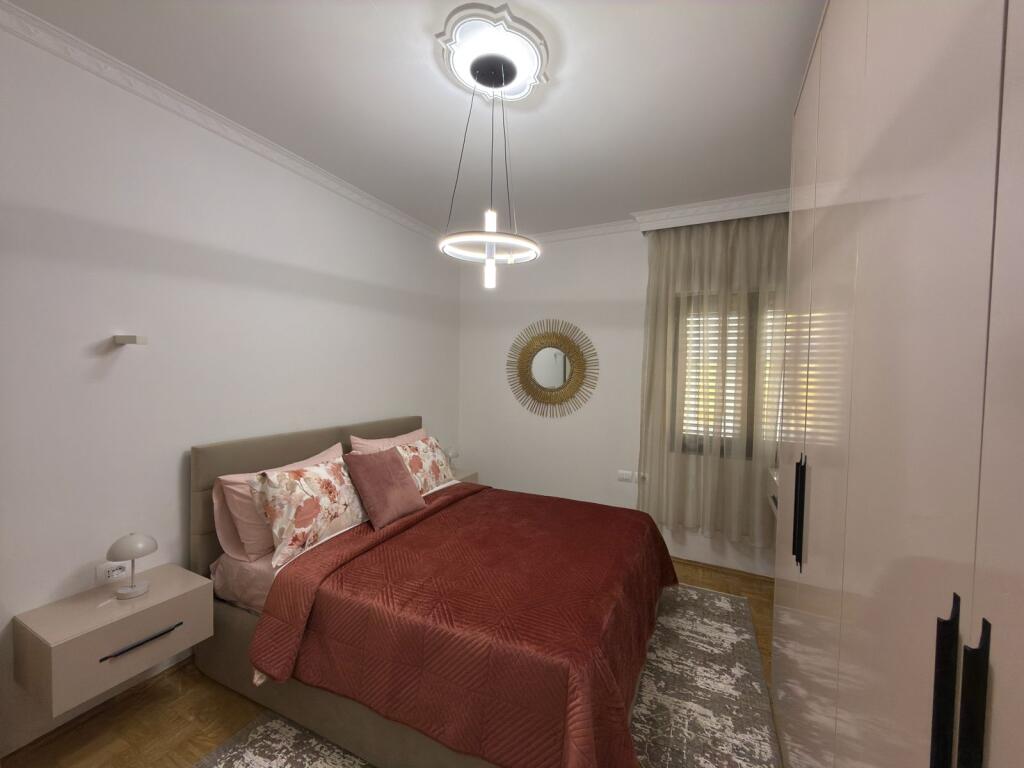 Tek Ambasada Amerikane jepet me qera apartament 3+1+2+post parkimi!