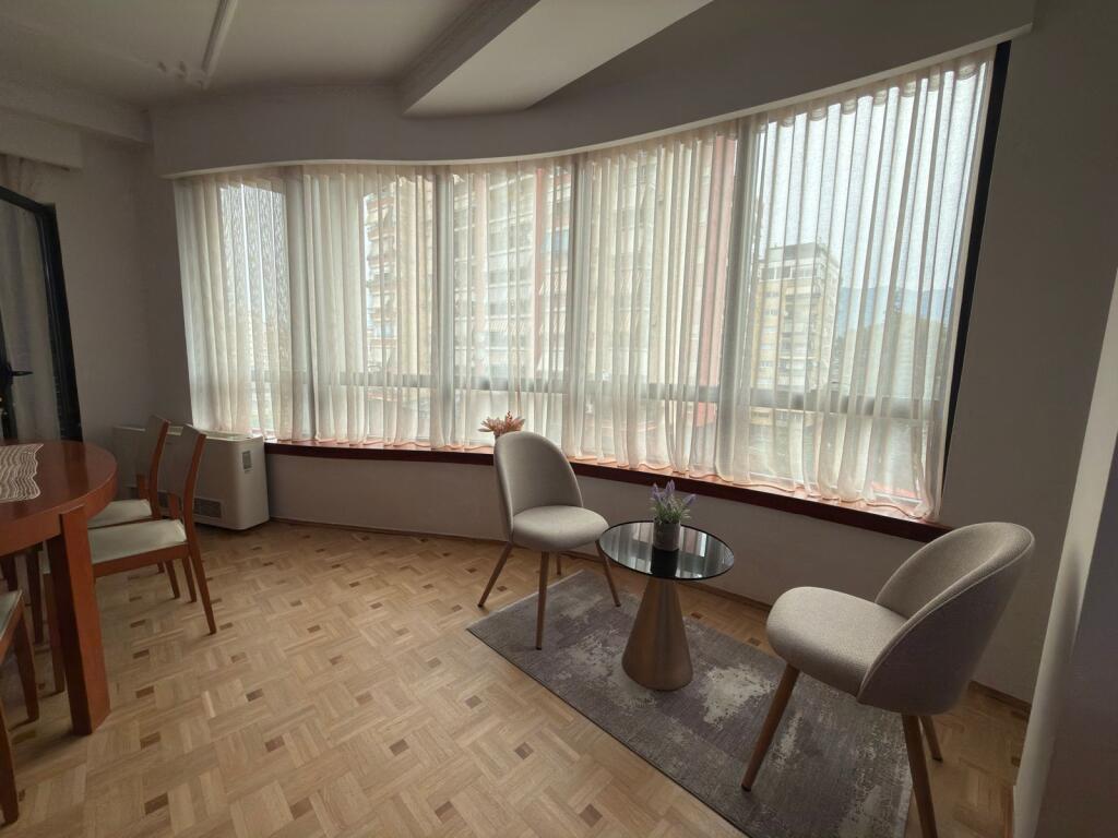 Tek Ambasada Amerikane jepet me qera apartament 3+1+2+post parkimi!