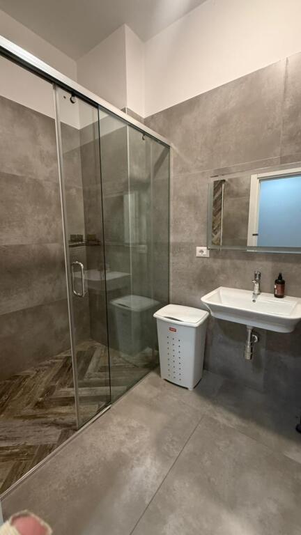 Jepet apartament 3+1+2+ post parkimi me qira te Kompleksi square 21