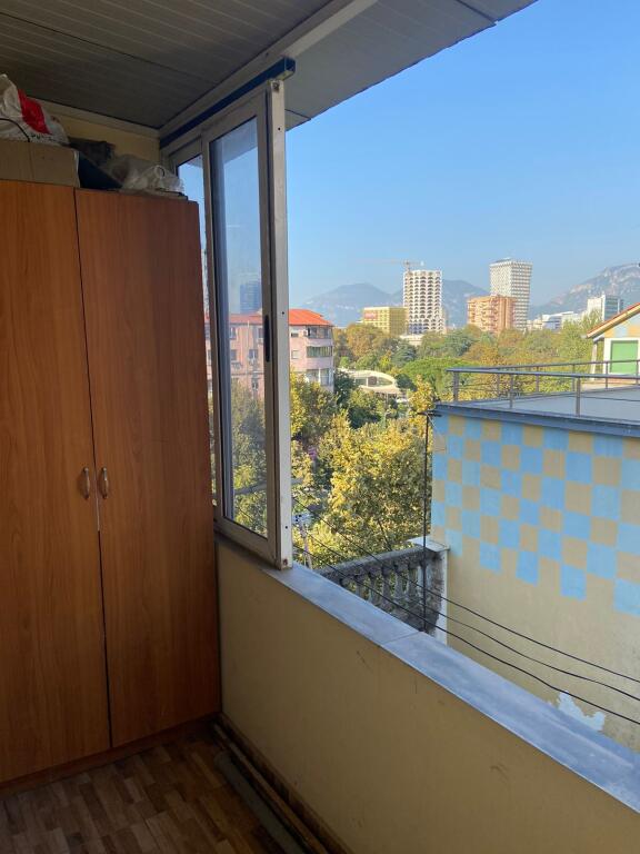 Tek Pallatet Agimi Apartament me qira 1+1