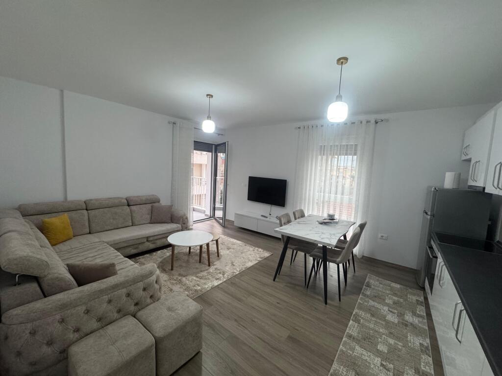 📣 QERA SUPER Apartament 1+1 Me Ballkon 📍 Xhamllik 🛣️ Rruga "Xhanfize Keko" ✨   🏢 Ndertim i Ri  🪜 Kati 2 (Me Ashensor)  🛋️ Mobiluar Me Kushte Bashkekohore  ✅ I Pa Banuar Me Pare   💶 Cmimi 600 Euro