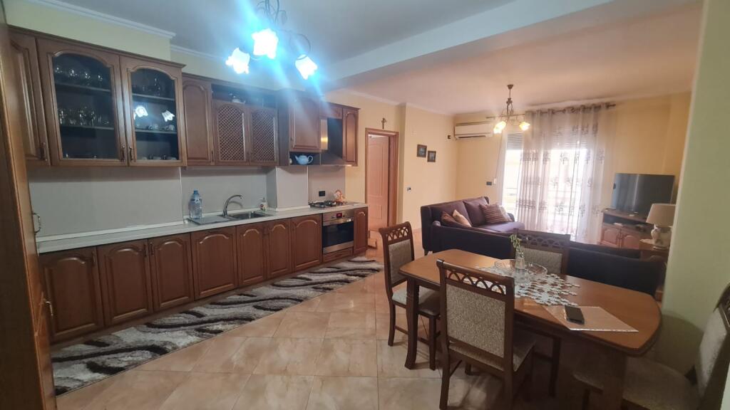 2+1,i mobiluar ,rruge e kavajes te kisha katolike cmimi 650 euro