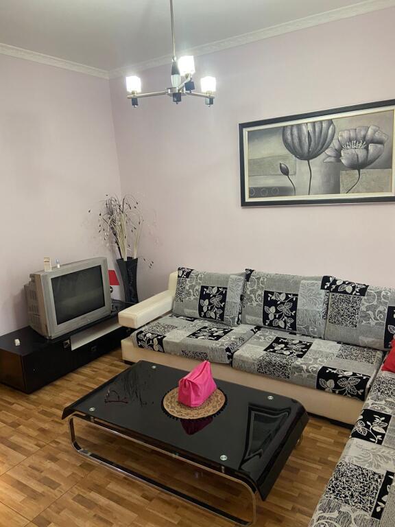 Tek Pallatet Agimi Apartament me qira 1+1