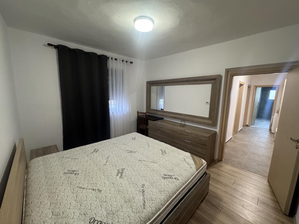 Apartament me qira 2+1 – Pranë kompleksit Asl, Rruga “Kongresi i Manastirit”  • Sipërfaqe: 2 dhoma gjumi + 1 sallon  • Kati: 3, pallat ekzistues  • Gjendja: Totalisht i mobiluar  • Çmimi: 50000 leke
