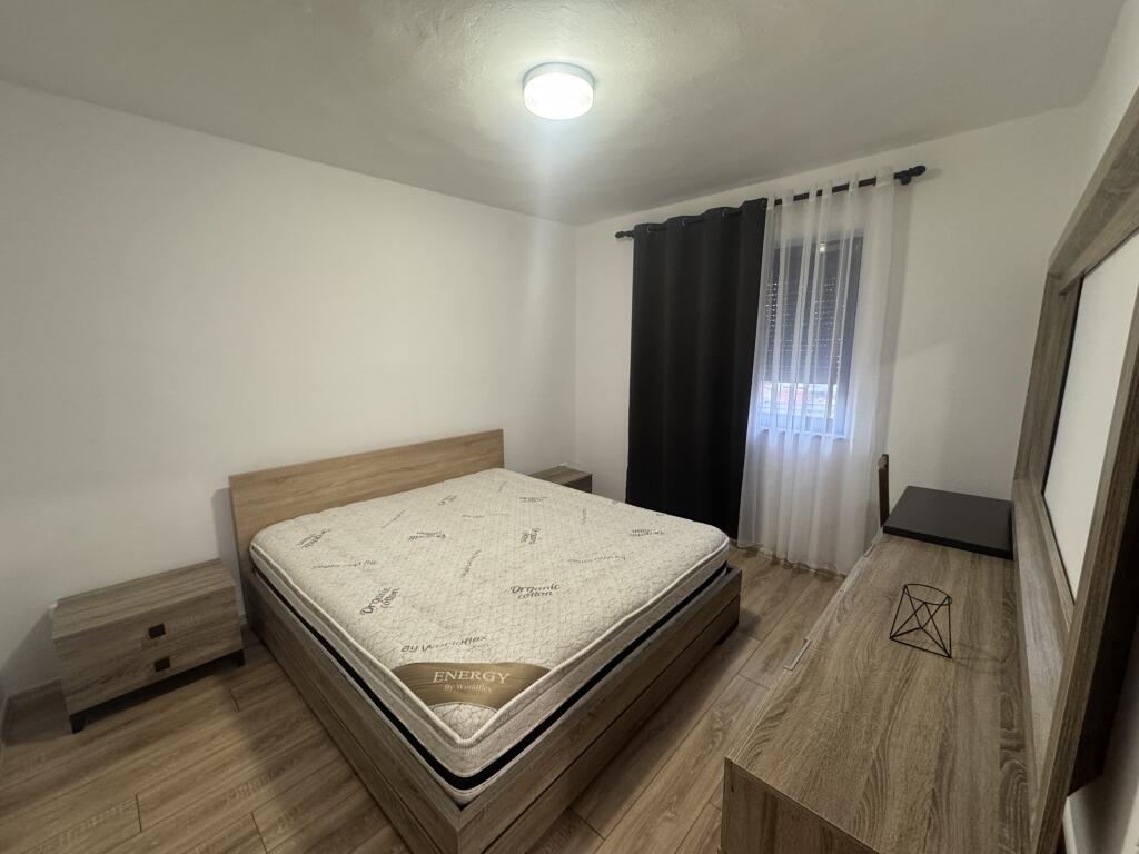 Apartament me qira 2+1 – Pranë kompleksit Asl, Rruga “Kongresi i Manastirit”  • Sipërfaqe: 2 dhoma gjumi + 1 sallon  • Kati: 3, pallat ekzistues  • Gjendja: Totalisht i mobiluar  • Çmimi: 50000 leke