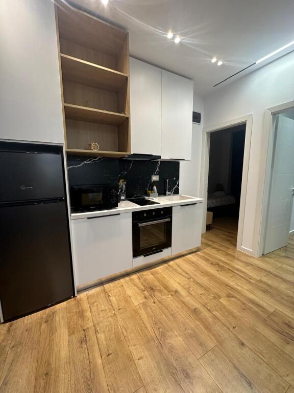 2+1,i mobiluar te quen bar liqeni i thate,cmimi 550 euro