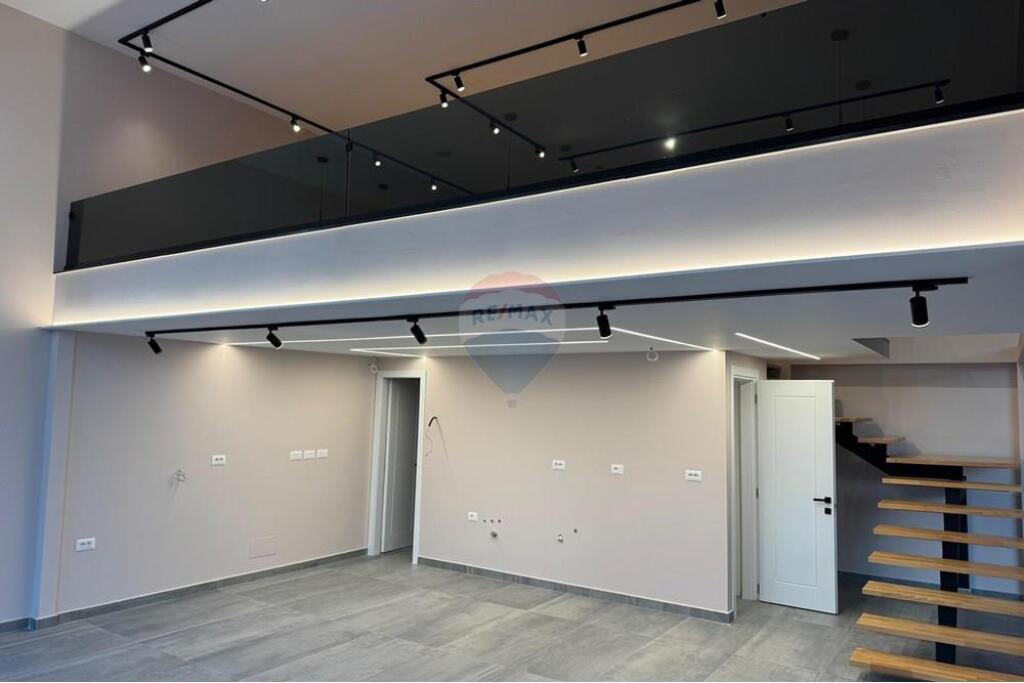 BUSINESS PREMISES FOR RENT AT GOLDEN PARK !