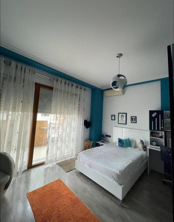 Jepet apartament 3+1+2+ post parkimi me qira te Kompleksi square 21