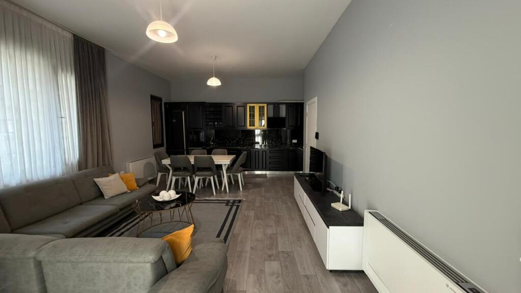 Jepet apartament 3+1+2+ post parkimi me qira te Kompleksi square 21