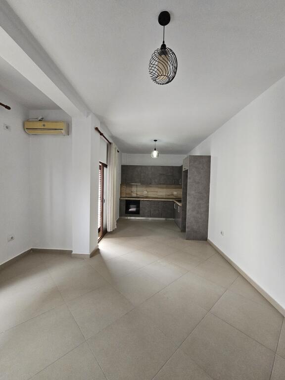 Jepet Me Qira BOSH : *3+1 +2 ballkone+ vend parkimi (kati 2 shtepi private)   * ( *📍 Fresk , prane Unazes se madhe )* || *40,000 Leke/muaj* || S.130 m
