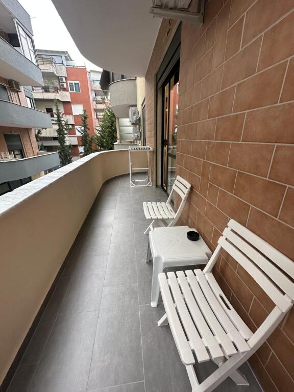 2+1,i mobiluar te quen bar liqeni i thate,cmimi 550 euro